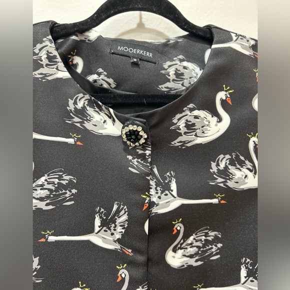 Lovely coat Swan print 🌸 - Picture 4 of 5